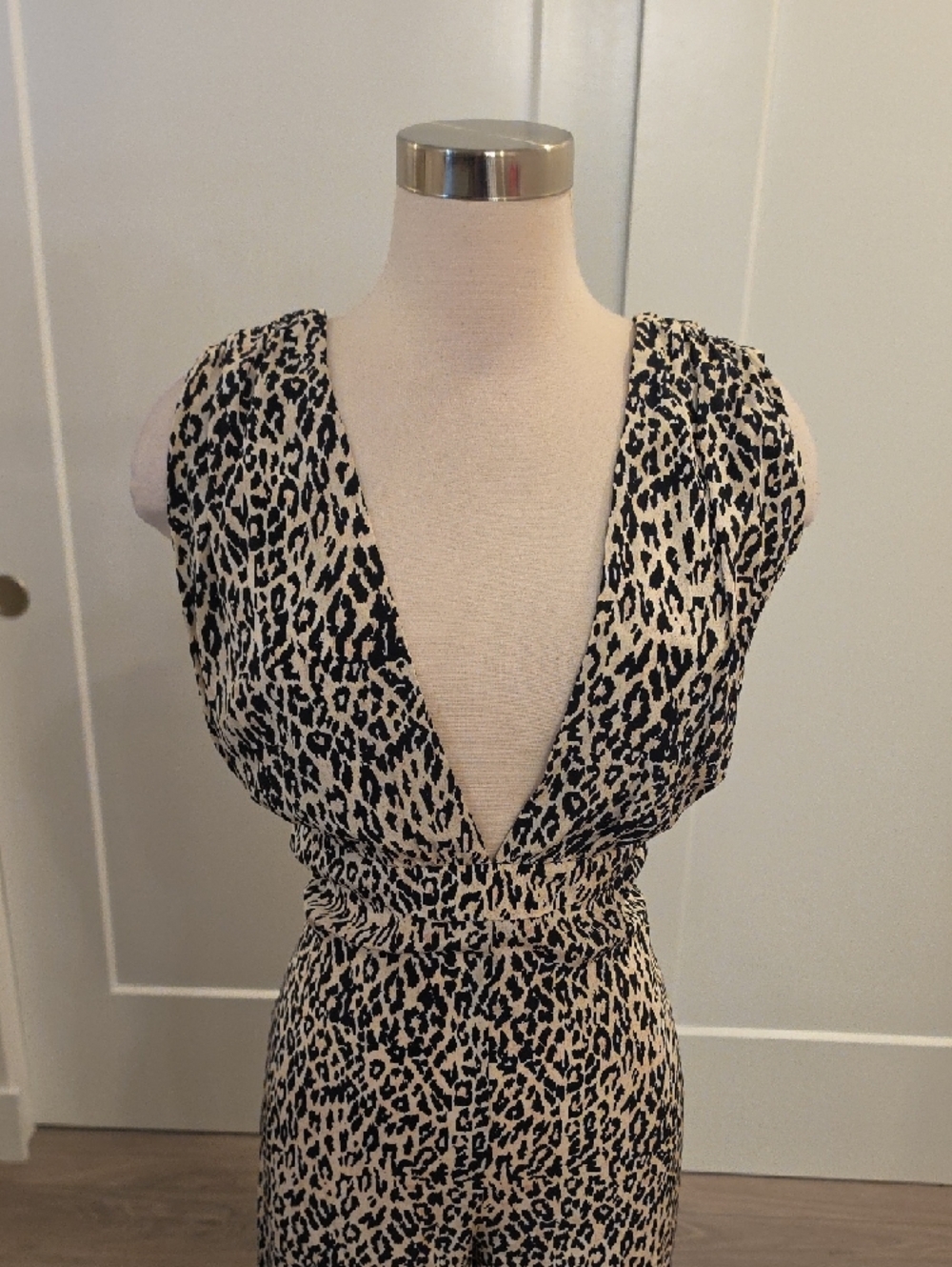 Tucker Leopard Print Deep-V Jumpsuit in Cream & Black 100% silk size S EUC - Picture 2 of 11